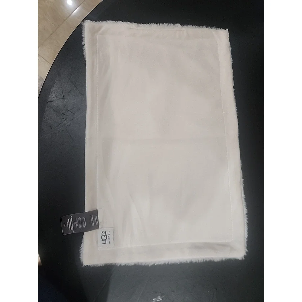 Set of 4 RARE HTF UGG‎ Polar Placemats Snow / White